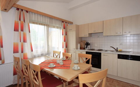 Fügen 320: Camera, Proprietà, Mobilia, Costruzione, Interior Design, Casa, Sala Da Pranzo, Pavimento, Cucina, Tavolo