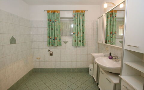 Eberharter: Bagno, Camera, Proprietà, Piastrella, Pavimento, Interior Design, Costruzione, Idraulico Fixture, Immobiliare, Casa
