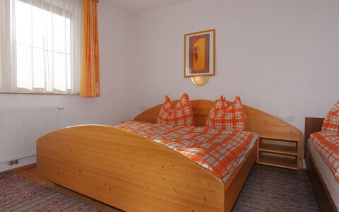 Herbert: Camera Da Letto, Mobilia, Letto, Camera, Proprietà, Lenzuolo, Telaio Del Letto, Bedding, Parete, Pavimento
