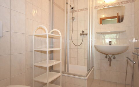 Christoph: Bagno, Piastrella, Proprietà, Camera, Mensola, Parete, Interior Design, Pavimento, Idraulico Fixture, Bagno Accessorio