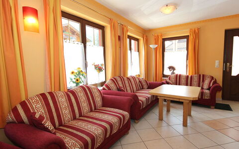Christoph: Camera, Proprietà, Mobilia, Interior Design, Soggiorno, Soffitto, Costruzione, Casa, Immobiliare, Tavolo
