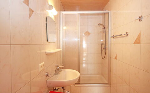 Marina: Bagno, Proprietà, Camera, Piastrella, Idraulico Fixture, Interior Design, Parete, Architettura, Costruzione, Casa