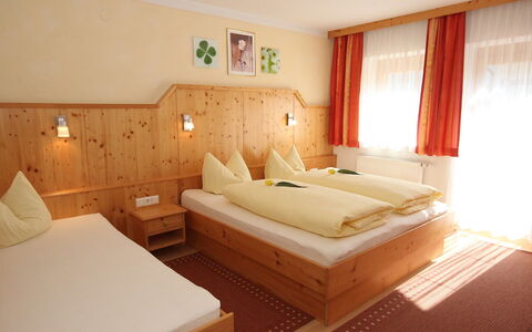 Marina: Camera Da Letto, Letto, Mobilia, Camera, Materasso, Telaio Del Letto, Proprietà, Interior Design, Bedding, Lenzuolo