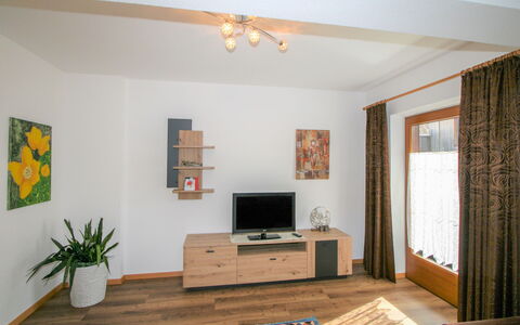 Hippach 170: Proprietà, Cornice, Tavolo, Divano, Comfort, Vaso Di Fiori, Legna, Pianta Della Casa, Soggiorno, Illuminazione