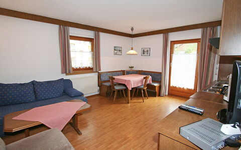 Mayrhofen 300: Camera, Mobilia, Proprietà, Costruzione, Latifoglie, Pavimento, Interior Design, Casa, Immobiliare, Tavolo