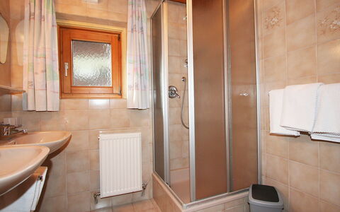 Mayrhofen 300: Camera, Bagno, Proprietà, Idraulico Fixture, Pavimento, Costruzione, Piastrella, Interior Design, Architettura, Marmo