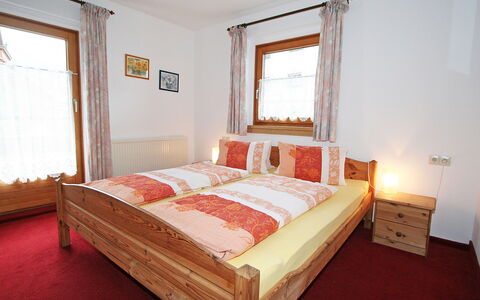 Mayrhofen 300: Camera Da Letto, Letto, Mobilia, Camera, Proprietà, Lenzuolo, Materasso, Telaio Del Letto, Pavimento, Bedding