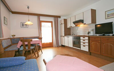 Sonnenheim 300.1: Camera, Mobilia, Proprietà, Costruzione, Interior Design, Pavimento, Casa, Soggiorno, Latifoglie, Suite