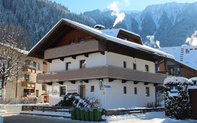 Mayrhofen 300: Montagna, Costruzione, Cielo, Neve, Proprietà, Nube, Finestra, Pianta, Casa, Albero