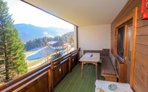 Karwendel: Costruzione, Proprietà, Cielo, Legna, Albero, Finestra, Porta, Tavolo, Interior Design, Pianta