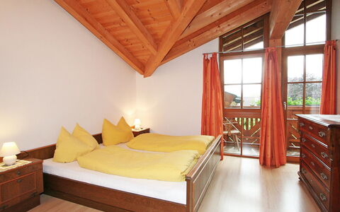 Gruber: Camera Da Letto, Camera, Letto, Mobilia, Proprietà, Lenzuolo, Telaio Del Letto, Costruzione, Soffitto, Interior Design