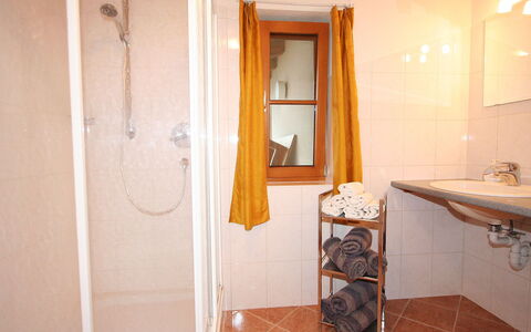 Gruber: Camera, Proprietà, Bagno, Piastrella, Casa, Immobiliare, Costruzione, Pavimento, Interior Design, Architettura