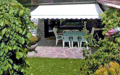 Casa Hubertus: Proprietà, Costruzione, Giardino, Botanica, Casa, Arbusto, Pianta, Erba, Albero, Cortile
