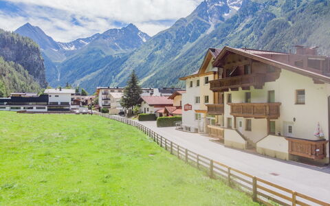 Längenfeld 100: Montagna, Cielo, Nube, Costruzione, Proprietà, Ecoregione, Finestra, Pianta, Natura, Paesaggio Naturale