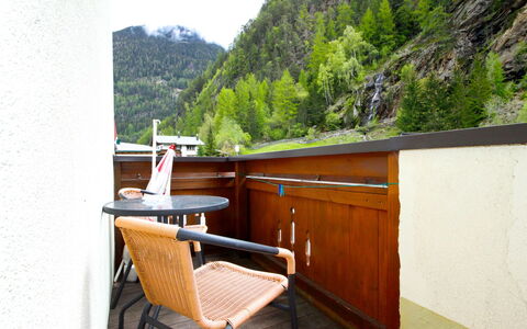 Längenfeld 100: Proprietà, Camera, Casa, Mobilia, Costruzione, Immobiliare, Albero, Balcone, Architettura, Vacanza