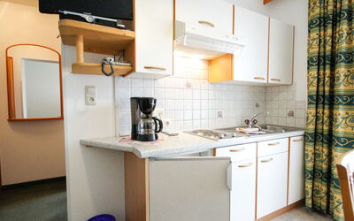 Falkner 100.13: Camera, Proprietà, Cucina, Mobilia, Cabinetry, Interior Design, Costruzione, Controsoffitto, Casa, Giallo