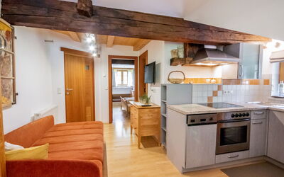 Beim Holzschnitzer 200.2: Cabinetry, Controsoffitto, Mobilia, Proprietà, Legna, Cucina Stufa, Elettrodomestico Da Cucina, Interior Design, Pavimento, Cucina