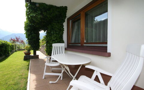Pesjak: Proprietà, Casa, Camera, Mobilia, Costruzione, Immobiliare, Tavolo, Interior Design, Sedia, Erba