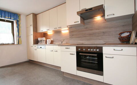 Haslwanter: Controsoffitto, Proprietà, Camera, Cabinetry, Cucina, Mobilia, Interior Design, Costruzione, Pavimento, Casa