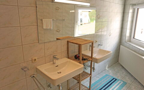 Apart M&M: Rubinetto, Finestra, Lavello, Idraulico Fixture, Legna, Interior Design, Pavimentazione, Pavimento, Costruzione