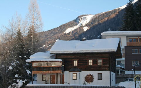 Elis: Cielo, Costruzione, Neve, Proprietà, Finestra, Montagna, Casa, Pianta, Albero, Pendenza