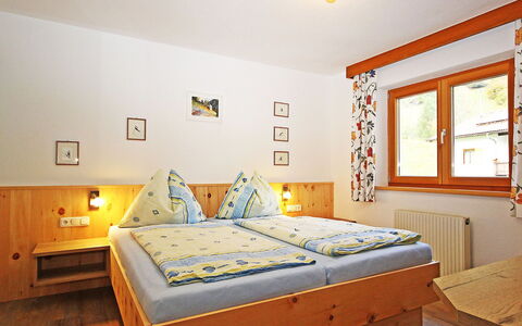 Werner: Camera Da Letto, Letto, Mobilia, Camera, Proprietà, Lenzuolo, Telaio Del Letto, Interior Design, Pavimento, Materasso