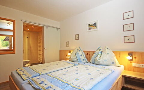 Werner: Camera Da Letto, Letto, Lenzuolo, Mobilia, Camera, Proprietà, Materasso, Bedding, Pavimento, Telaio Del Letto