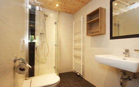 Werner: Bagno, Proprietà, Camera, Interior Design, Idraulico Fixture, Piastrella, Architettura, Costruzione, Parete, Soffitto