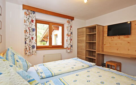 Werner: Camera Da Letto, Letto, Camera, Proprietà, Mobilia, Lenzuolo, Telaio Del Letto, Interior Design, Parete, Costruzione