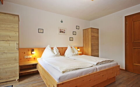 Werner: Camera Da Letto, Letto, Mobilia, Camera, Materasso, Proprietà, Telaio Del Letto, Lenzuolo, Pavimento, Latifoglie