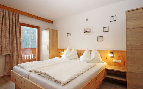 Werner: Camera Da Letto, Mobilia, Letto, Camera, Materasso, Proprietà, Telaio Del Letto, Lenzuolo, Pavimento, Interior Design