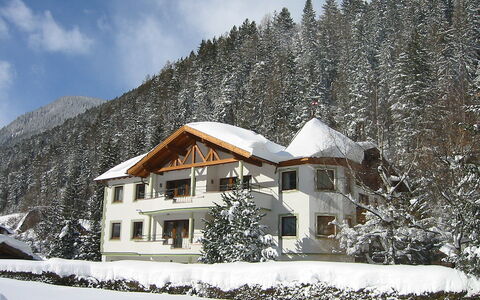 Pettneu am Arlberg 250: Cielo, Nube, Neve, Costruzione, Finestra, Pianta, Montagna, Casa, Pendenza, Albero
