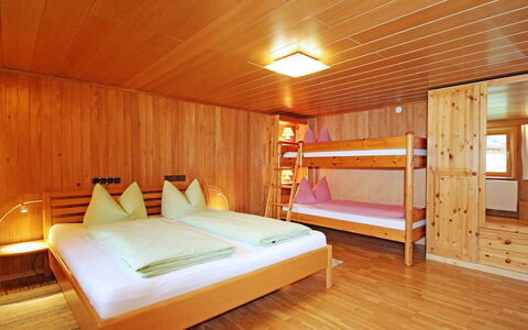 Josefine: Camera, Letto, Mobilia, Interior Design, Proprietà, Camera Da Letto, Costruzione, Latifoglie, Telaio Del Letto, Soffitto