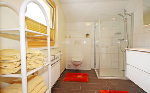 Josefine: Camera, Proprietà, Interior Design, Giallo, Pavimento, Bagno, Architettura, Costruzione, Soffitto, Mobilia