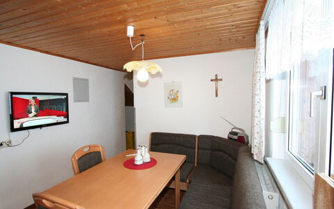 Schruns 25: Camera, Proprietà, Soffitto, Costruzione, Interior Design, Mobilia, Casa, Tavolo, Pavimento, Architettura