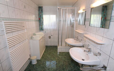 Trummer: Bagno, Proprietà, Camera, Idraulico Fixture, Gabinetto, Interior Design, Piastrella, Immobiliare, Costruzione, Architettura