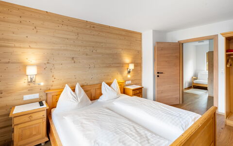 Bergerlodge: Mobilia, Costruzione, Proprietà, Comfort, Cabinetry, Legna, Telaio Del Letto, Interior Design, Arancia, Illuminazione