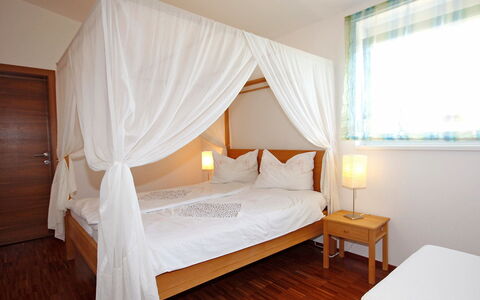 Carinthia: Letto, Mobilia, Camera Da Letto, Camera, Proprietà, Telaio Del Letto, Lenzuolo, Materasso, Letto A Baldacchino, Interior Design