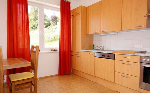 Carinthia: Camera, Mobilia, Proprietà, Cucina, Cabinetry, Interior Design, Costruzione, Pavimento, Casa, Arancia