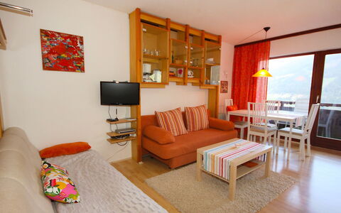 Edelweiss: Camera, Proprietà, Mobilia, Interior Design, Soggiorno, Costruzione, Pavimento, Casa, Immobiliare, Tavolo