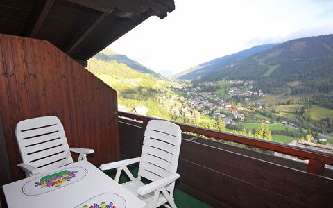 Edelweiss: Proprietà, Balcone, Camera, Mobilia, Cielo, Architettura, Immobiliare, Casa, Erba, Vacanza