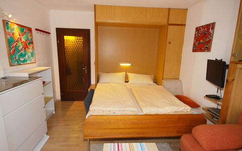 Edelweiss: Mobilia, Camera, Letto, Camera Da Letto, Proprietà, Telaio Del Letto, Interior Design, Lenzuolo, Pavimento, Costruzione