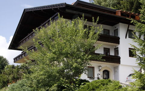 Edelweiss: Cielo, Costruzione, Finestra, Nube, Albero, Casa, Pianta, Erba, Villetta