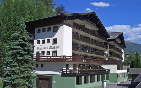 Heiligenblut 10: Cielo, Nube, Proprietà, Costruzione, Finestra, Albero, Urban Design, Zona Residenziale, Facciata, Legna