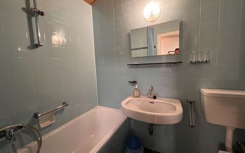 Heiligenblut 10: Marrone, Specchio, Rubinetto, Idraulico Fixture, Lavello, Proprietà, Lavandino Del Bagno, Bagno, Viola, Interior Design