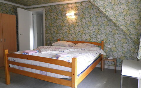 Poperinge: Letto, Camera Da Letto, Mobilia, Camera, Telaio Del Letto, Proprietà, Parete, Interior Design, Lenzuolo, Materasso