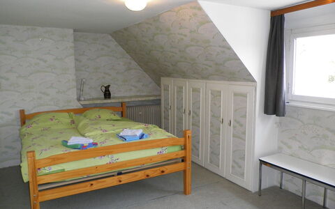 Poperinge: Letto, Camera, Mobilia, Camera Da Letto, Proprietà, Telaio Del Letto, Parete, Lenzuolo, Interior Design, Pavimento
