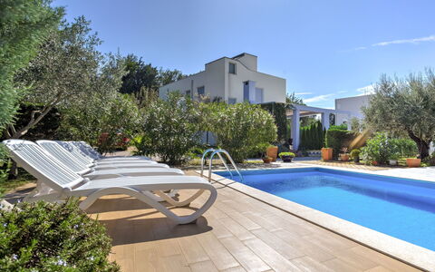 Umag Zambratija 425: Acqua, Pianta, Proprietà, Cielo, Costruzione, Piscina, Shade, Albero, Mobili Da Esterno, Urban Design