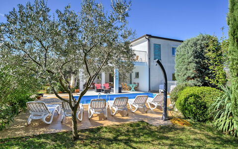 Umag Zambratija 425: Pianta, Cielo, Costruzione, Finestra, Albero, Lotto, Erba, Casa, Urban Design, Facciata