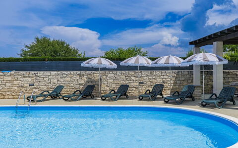 Villa Maran: Acqua, Nube, Cielo, Proprietà, Blu, Piscina, Costruzione, Mobili Da Esterno, Corpo D'Acqua, Albero